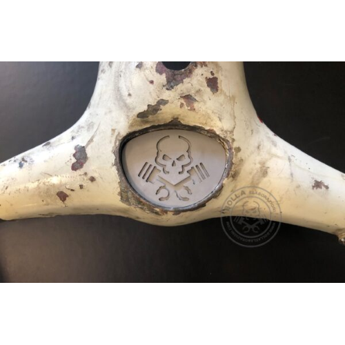 TAPPO COPRI FORO COPERCHIO CONTACHILOMETRI, CON INCLUSA STAFFA DI MONTAGGIO. COMPATIBILE CON MANUBRIO ET3 – 125 PRIMAVERA – 90 SS